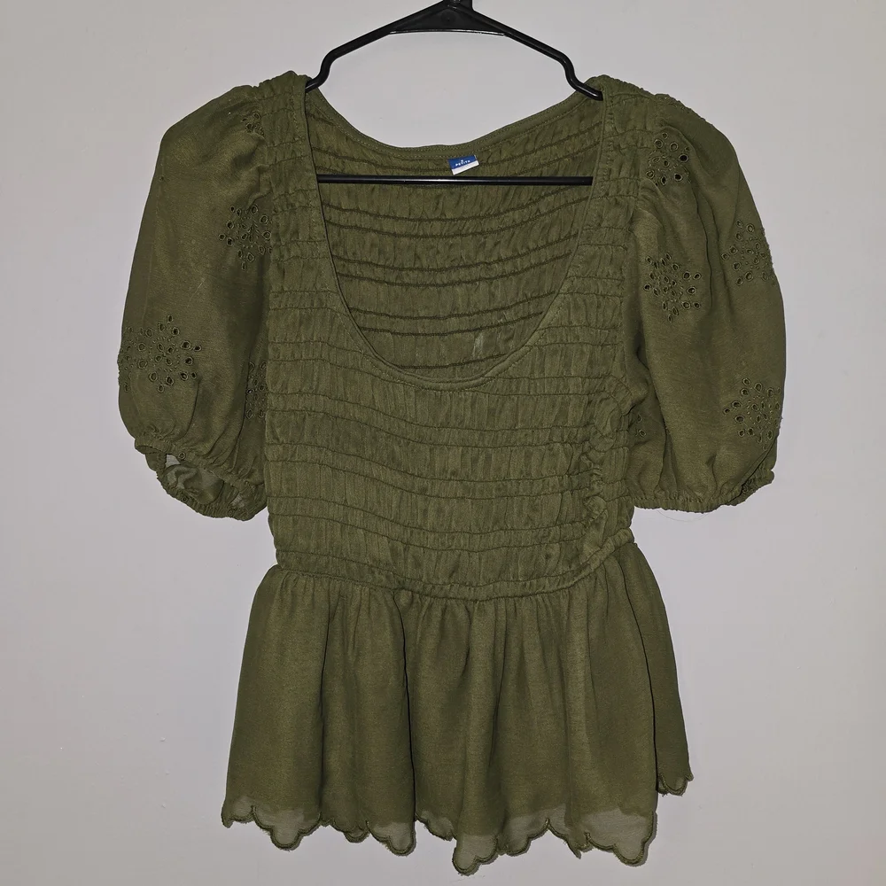 🌟 Old Navy Fitted Puff-Sleeve Smocked Chiffon Top - Picture 3 of 7